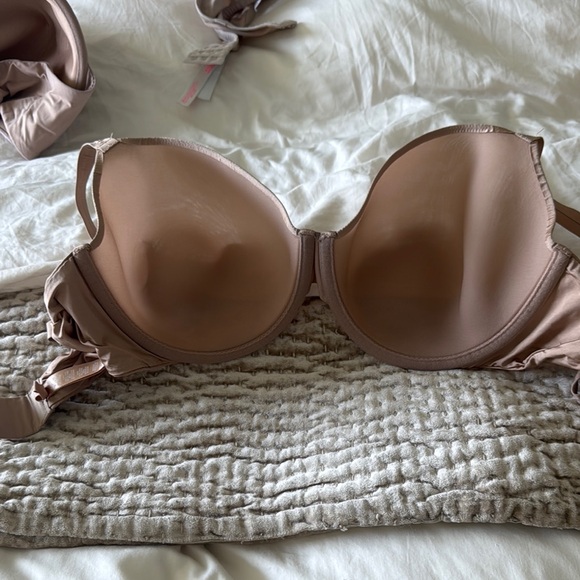 SKIMS Tan Seamless T-Shirt Bra - Picture 2 of 3